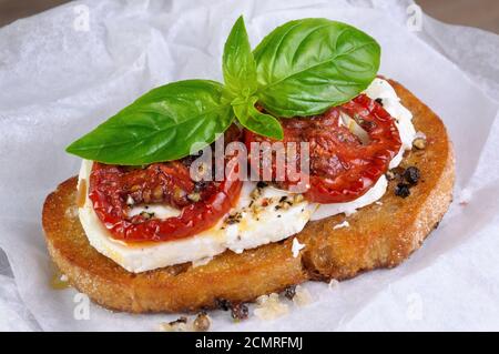 Bruschetta à la feta et tomates séchées épicé tranches Banque D'Images