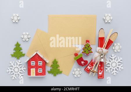 Carte de vœux de Noël ou du nouvel an. Décorations de Noël et enveloppes sur fond gris. Flat lay, vue de dessus, espace de copie Banque D'Images