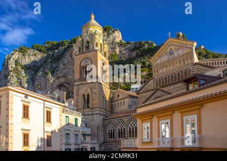 Cathédrale d'Amalfi (Cattedrale di Sant'Andrea/Duomo di Amalfi) et clocher. Le toit est recouvert de tuiles de majolica vert typique commun dans le sud de l'ITA Banque D'Images