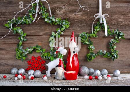 Composition de Noël avec gnomes, figurine d'élan et décorations de fête sur fond de bois. Carte de vœux de Noël ou du nouvel an. Banque D'Images