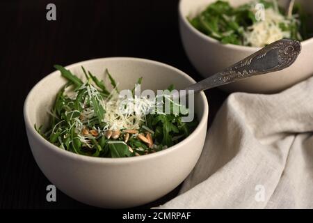Salade de roquette avec tournesol et saupoudré de parmesan râpé Banque D'Images