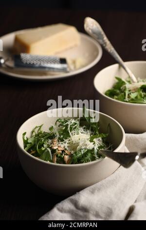 Salade de roquette avec tournesol et saupoudré de parmesan râpé Banque D'Images