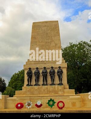 Guards Memorial sur Horse Guards Road, avec une inscription écrite par Rudyard Kipling au sommet du mémorial. Banque D'Images