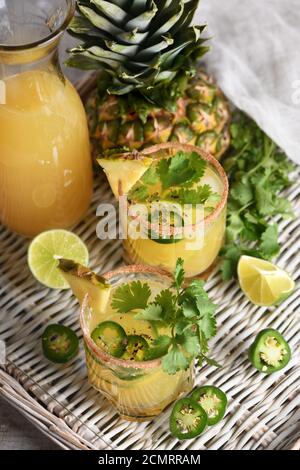 L'Ananas épicé margarita avec tranches de lime et le piment jalapeno, brins de coriandre Banque D'Images