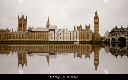 Image panoramique de la Chambre du Parlement, avec une belle réflexion dans la Tamise, Londres Banque D'Images