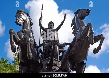 Boadicea et ses filles Bronze Sculpture contre un beau ciel bleu nuageux, Westminster, Londres, Royaume-Uni Banque D'Images