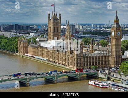 Vue aérienne sur le Parlement et Big Ben, avec la Tamise et le pont de Westminster. Banque D'Images