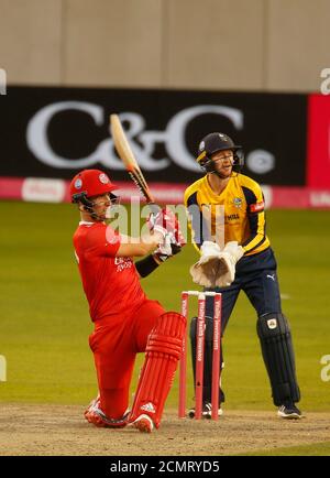 17 septembre 2020 ; Emirates Old Trafford, Manchester, Lancashire, Angleterre ; Vitality Blast T20 Cricket, Lancashire Lightning versus Yorkshire Vikings ; Liam Livingstone de Lancashire a atteint 69 alors que lui et Steven Croft ont ajouté 130 pour le deuxième cricket Banque D'Images