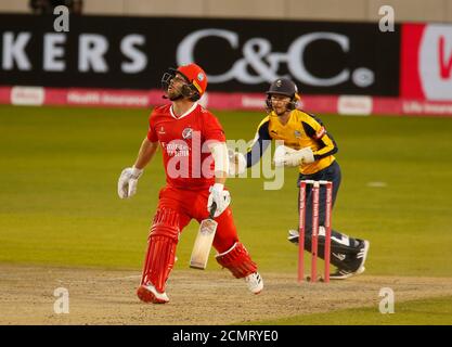 17 septembre 2020 ; Emirates Old Trafford, Manchester, Lancashire, Angleterre ; Vitality Blast T20 Cricket, Lancashire Lightning versus Yorkshire Vikings ; Steven Croft de Lancashire a atteint 58 alors que lui et Liam Livingstone ont ajouté 130 pour le deuxième cricket Banque D'Images