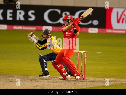 17 septembre 2020 ; Emirates Old Trafford, Manchester, Lancashire, Angleterre ; Vitality Blast T20 Cricket, Lancashire Lightning versus Yorkshire Vikings ; Liam Livingstone de Lancashire a atteint 69 alors que lui et Steven Croft ont ajouté 130 pour le deuxième cricket Banque D'Images