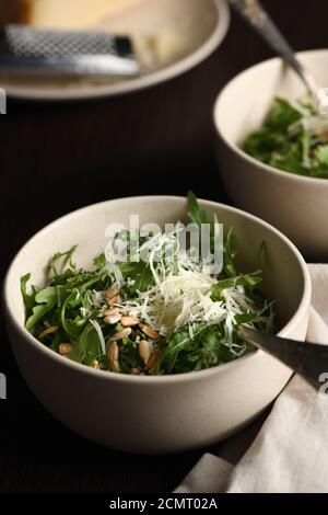 Salade de roquette avec tournesol et saupoudré de parmesan râpé Banque D'Images