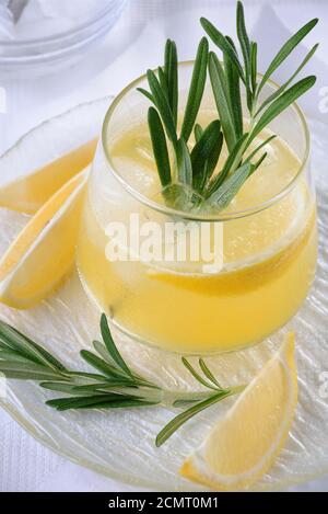 Cocktail de vodka tonic avec l'ajout de jus de citron fraîchement pressé Banque D'Images