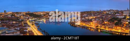 Porto Portugal nuit panorama sur les toits de la ville de Porto Ribeira et la rivière Douro Banque D'Images