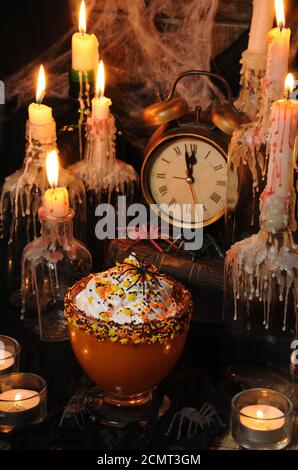 Bol à la citrouille dessert avec de la crème chantilly sur la table entre le paysage pour l'Halloween Banque D'Images