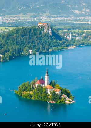 Lac Bled avec église St Mary sur l'île et château Bled, Slovénie Banque D'Images