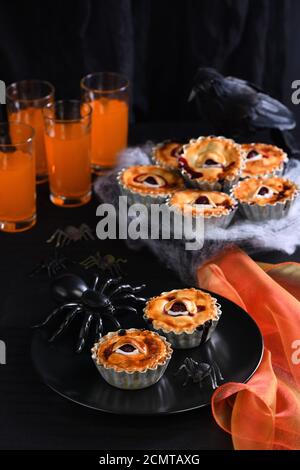 Mini Gâteaux Halloween Creepy Eye avec garniture aux cerises Banque D'Images