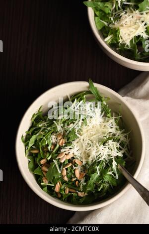Salade de roquette avec tournesol et saupoudré de parmesan râpé Banque D'Images