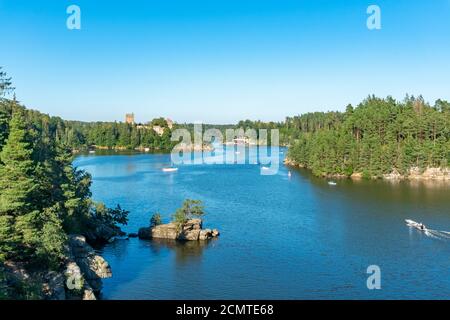 Lac Ottenstein à Waldviertel, Basse-Autriche. Lieu célèbre et espace de loisirs en été. Banque D'Images