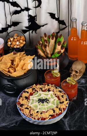 Effarante Halloween Seven Layer Taco DIP : transformez un apéritif classique en Halloween avec de l'olive noire Banque D'Images