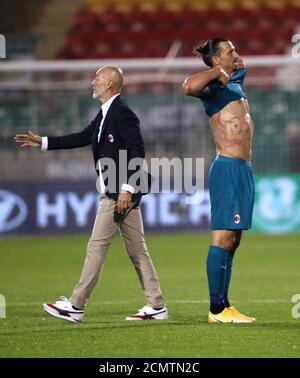 Stefano Pioli, directeur de l'AC Milan, et Zlatan Ibrahimovic réagissent après le coup de sifflet final lors de la Ligue Europa de l'UEFA, deuxième tour de qualification au stade Tallaght, à Tallaght. Banque D'Images