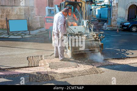 Tambour de fraisage pour la fraiseuse. Le broyage de l'asphalte pour la reconstruction de la route pour les mini-accessoire Banque D'Images