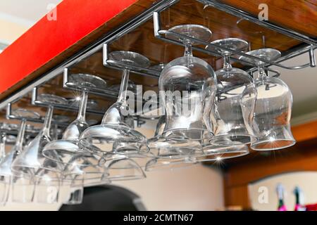 Bar verres suspendus dans une rangée à l'arrière-plan Banque D'Images
