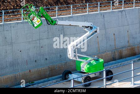 Plate-forme aérienne automotrice articulée avec moteur diesel utilisé dans la construction d'une nouvelle ligne de chemin de fer Banque D'Images