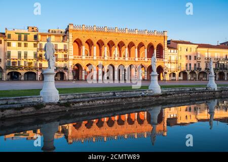 La Loggia Amuela neogovic Palazzo sur Prato della Valle Square à Padoue, Vénétie, Italie au lever du soleil le matin avec réflexion dans l'eau Banque D'Images