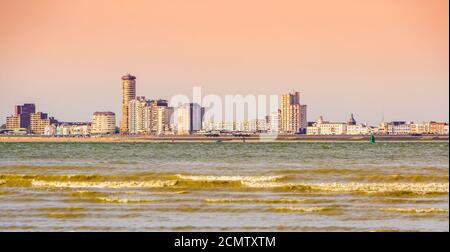 Belle vue sur la ville de Vlissingen depuis la plage de Breskens, coucher de soleil et vagues dans la mer, Zélande, pays-Bas Banque D'Images