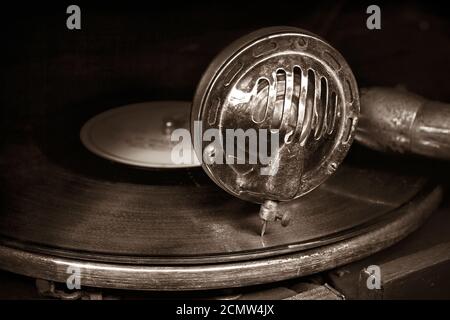 Tête avec un vieux gramophone aiguille sur le disque vinyle closeup Banque D'Images