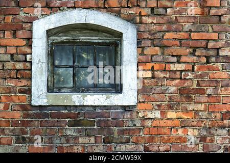 Vieux mur de briques avec fenêtre en bois en arrière-plan dans le style grunge Banque D'Images