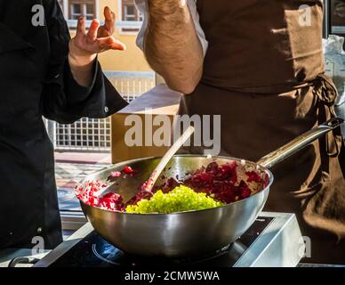 Salade de truite sur betterave au raifort. L'Institut culinaire de Budapest avec le chef professionnel Lászlo Papdi donne des instructions Banque D'Images