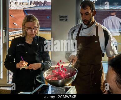 Salade de truite sur betterave au raifort. L'Institut culinaire de Budapest avec le chef professionnel Lászlo Papdi donne des instructions Banque D'Images