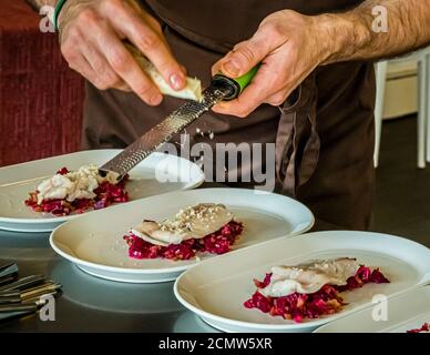 Salade de truite sur betterave au raifort. L'Institut culinaire de Budapest avec le chef professionnel Lászlo Papdi donne des instructions Banque D'Images