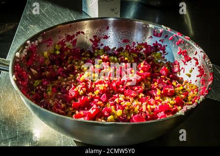 Salade de truite sur betterave au raifort. L'Institut culinaire de Budapest avec le chef professionnel Lászlo Papdi donne des instructions Banque D'Images