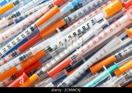 Différentes seringues d'insuline jetables situées en diagonale comme arrière-plan, vue de dessus. Concept de soins de santé. Banque D'Images