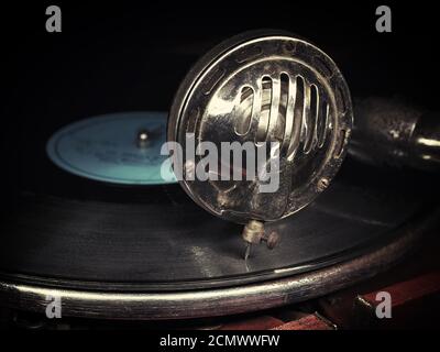 Tête avec un vieux gramophone aiguille sur le disque vinyle closeup Banque D'Images