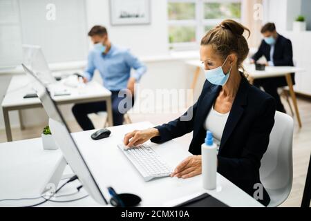 Nettoyage du clavier de l'ordinateur à l'aide d'un assainisseur d'alcool Banque D'Images