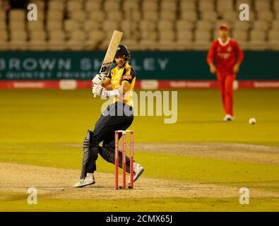 17 septembre 2020 ; Emirates Old Trafford, Manchester, Lancashire, Angleterre ; Vitality Blast T20 Cricket, Lancashire Lightning versus Yorkshire Vikings ; Joe Root of Yorkshire regarde son tir atteindre la limite Banque D'Images