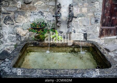 Ancienne fontaine en pierre dans un vieux château Banque D'Images