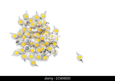 Beaucoup de diodes électroluminescentes blanches isolées sur fond blanc. Banque D'Images