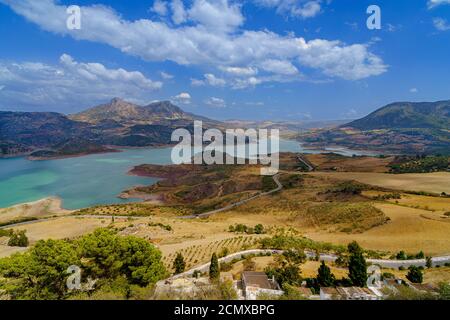 paysage de lac turquoise avec montagnes et collines en andalousie avec des prés et des buissons Banque D'Images