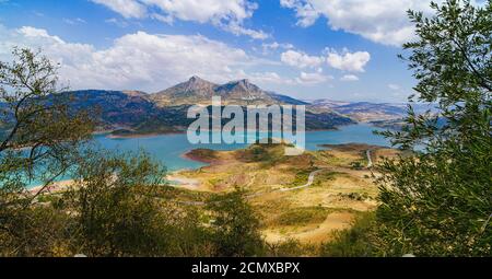 paysage de lac turquoise avec montagnes et collines en andalousie avec des prés et des buissons Banque D'Images