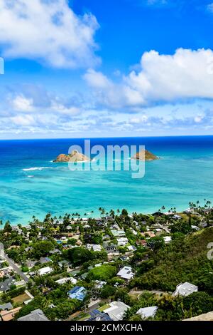 Une photo d'un sommet de montagne à Oahu. Bleu clair de l'eau de l'océan vu au loin et deux petites îles. Ciel bleu nuageux Banque D'Images