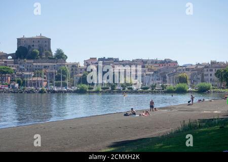 Vue panoramique sur la vieille ville de Capodimonte en été, avec quelques touristes sur la plage Banque D'Images