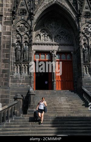 Clermont Ferrand - 08/24/2020 : 47/5000une fille avec une valise sort de la cathédrale Banque D'Images