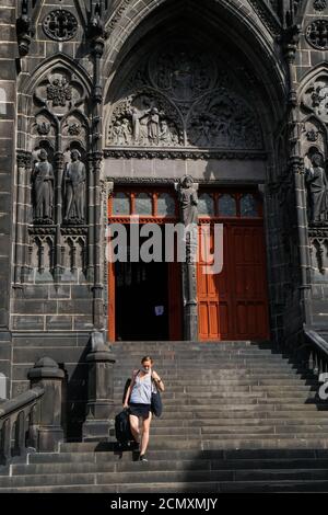 Clermont Ferrand - 08/24/2020 : 47/5000une fille avec une valise sort de la cathédrale Banque D'Images