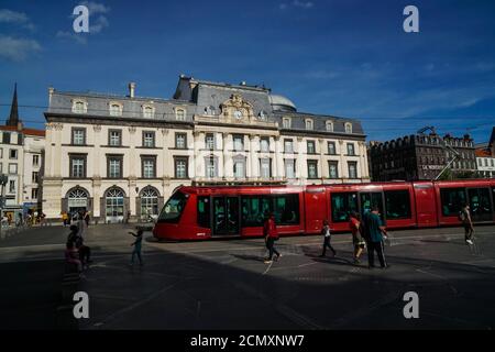 Clermont Ferrand - 08/24/2020 : tramway moderne rouge sur la place de Jaude Banque D'Images