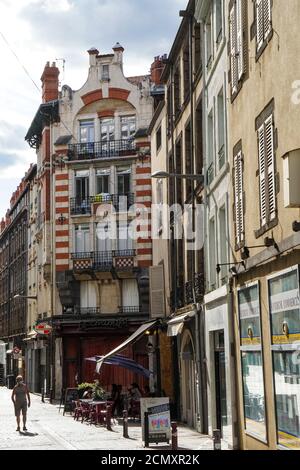 Clermont Ferrand - 08/24/2020 : rue historique avec le célèbre bar le Chantilly Banque D'Images