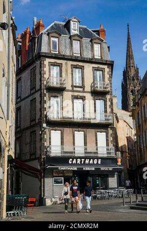 Clermont Ferrand - 08/24/2020 : Bâtiment historique avec Carthage, kebab à partir de 1987 Banque D'Images